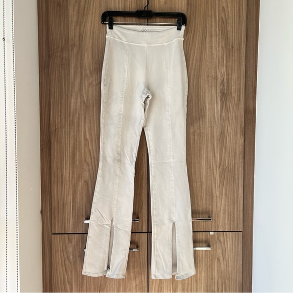 ALO Yoga Pants - Alo Airbrush High Waist Split Hem 7/8 Leggings in Ivory